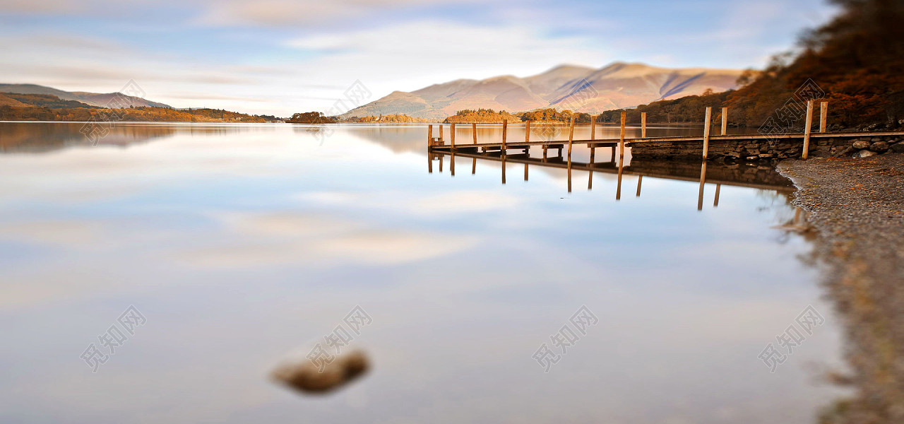 背景素材 平静湖面木桥长图标签:背景素材 木桥 山水倒影 唯美风景