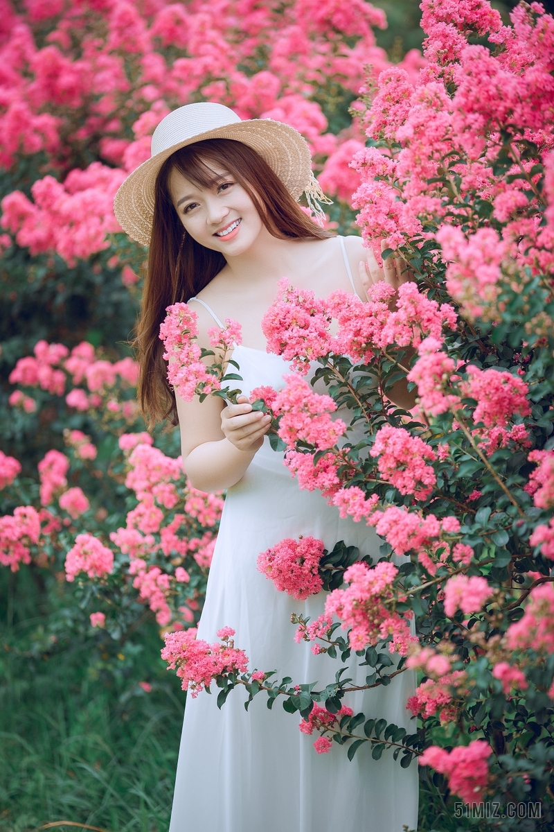 人物美女模特婚纱室外春天背景图片