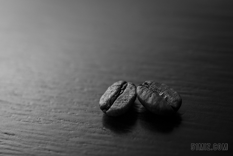 黑灰餐饮食物景点极简两颗咖啡豆靠在一起咖啡食物背景图片