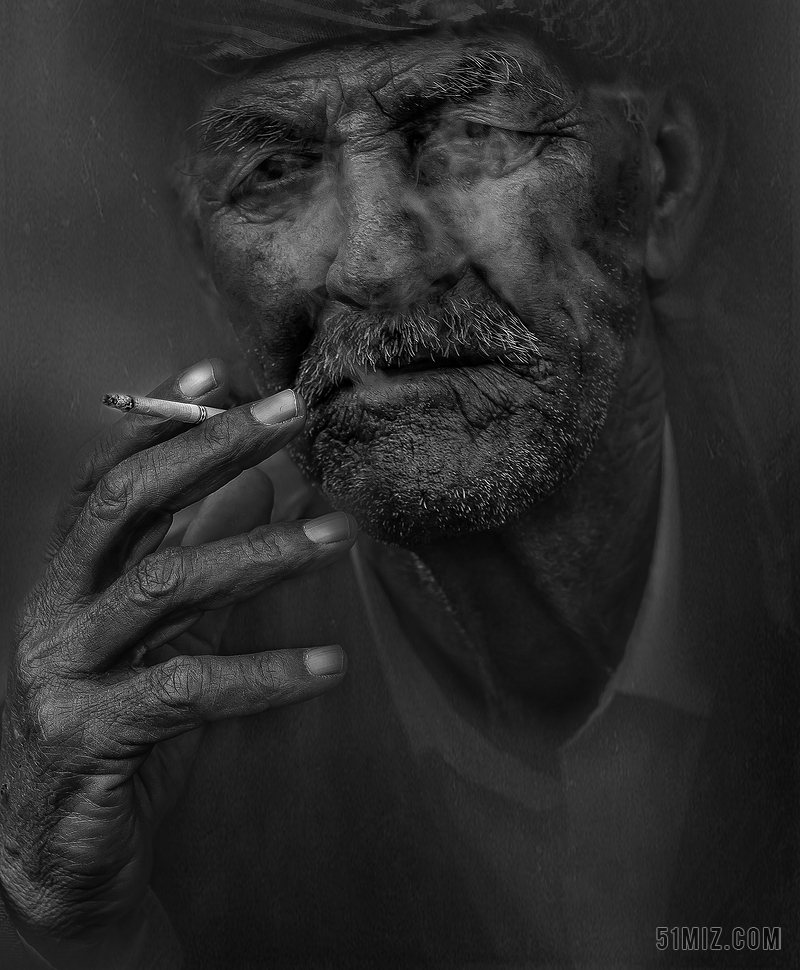 广告时尚抽烟的男子黑色照片背景图片