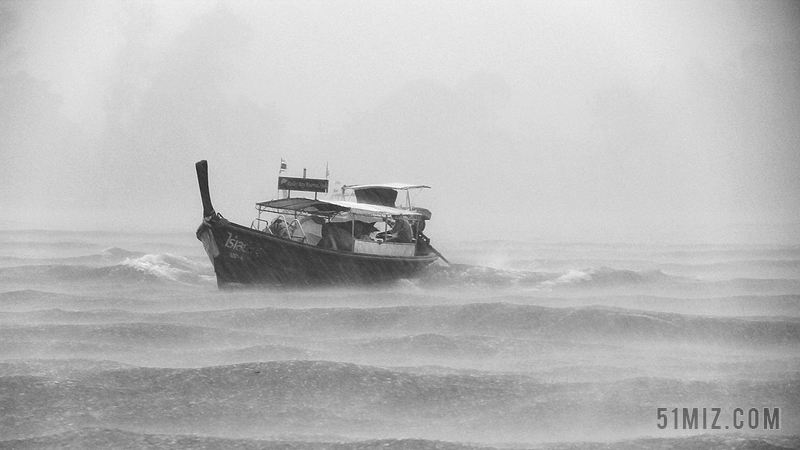 灰白航海复古大海上暴风雨中船只天气船只背景图片