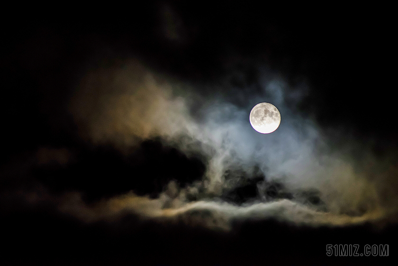 夜间月亮在云里穿行背景图片