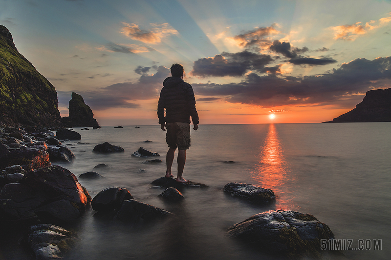 日落海边海景旅游度假男人背景图片