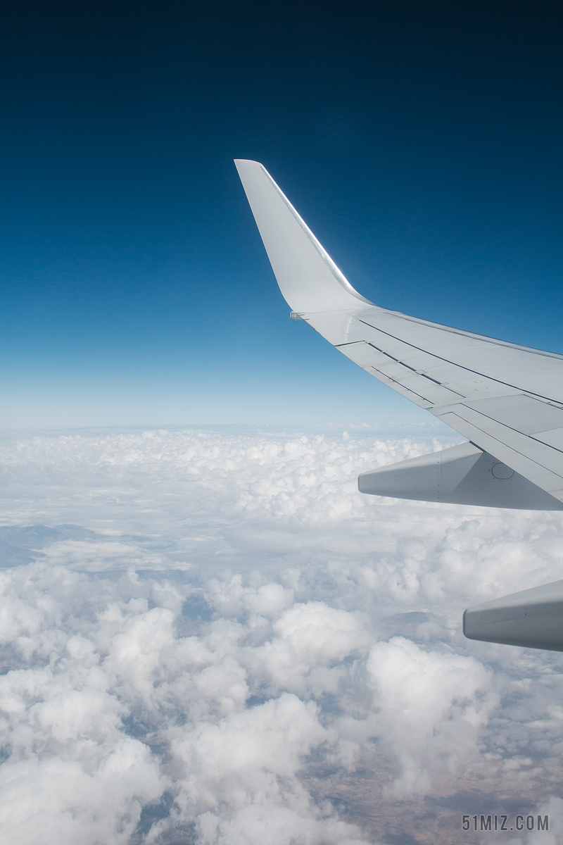 摄影天空云层上飞行的飞机背景图片