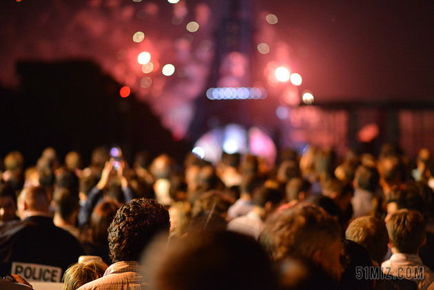 红色夜晚艾菲尔铁塔下聚集的人群事件照背景图片