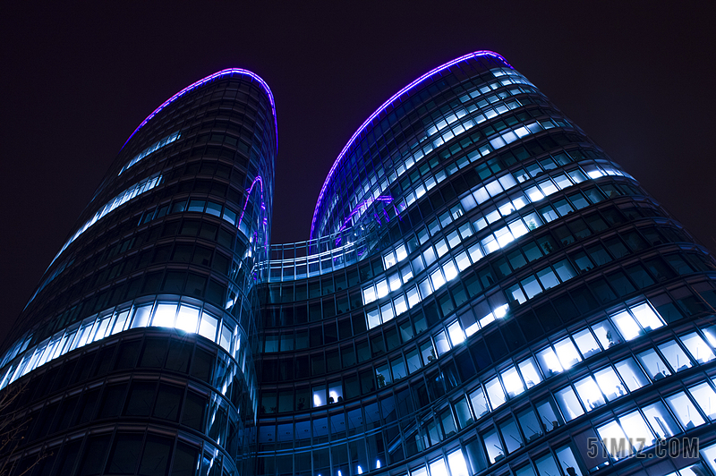 夜晚建筑学现代摩天大楼里工作的夜景图背景图片
