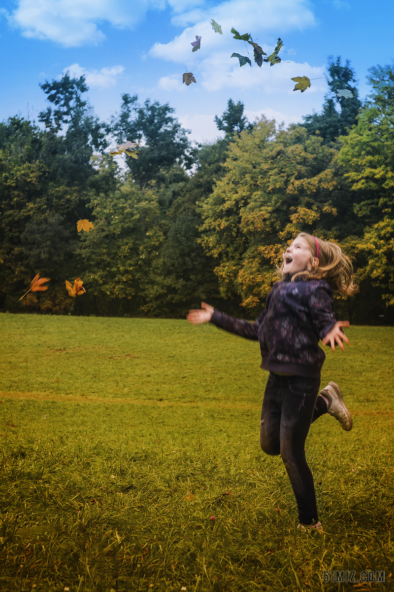 草坪上小女孩自由玩耍开心大笑背景图片