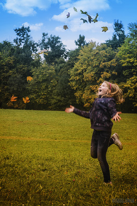 草坪上小女孩自由玩耍开心大笑