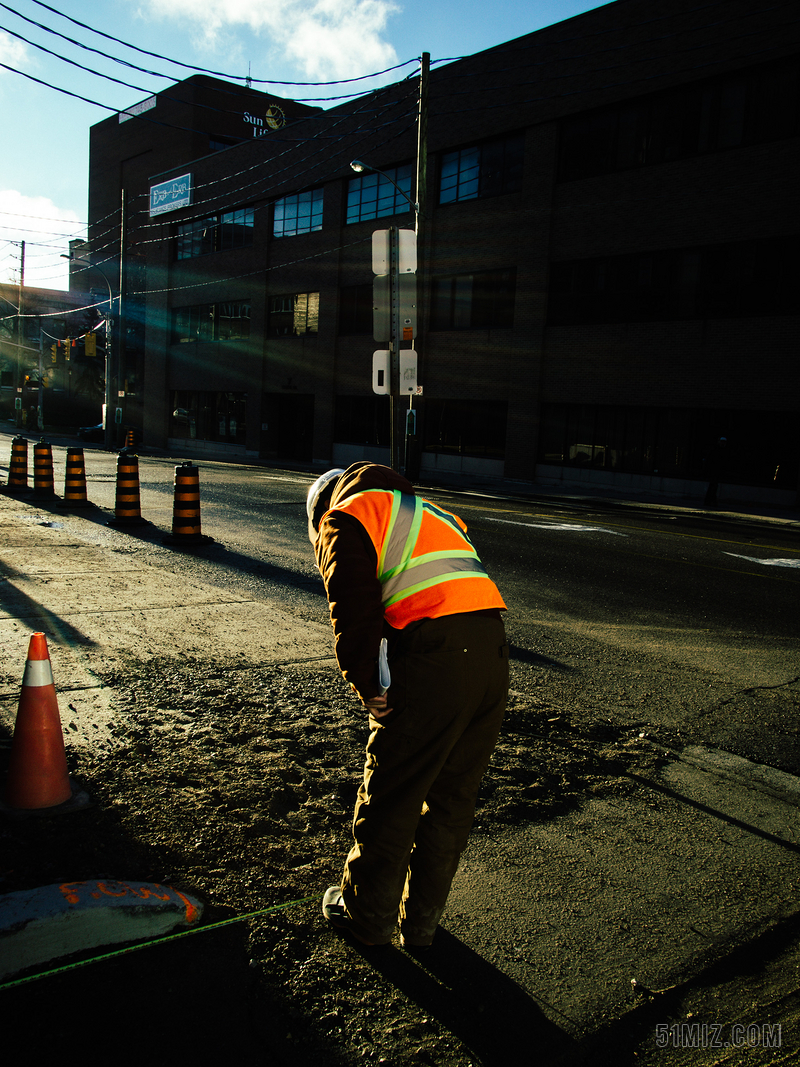 男人工人工作中建筑物道路背景图片