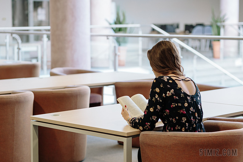 白色建筑优雅咖啡馆看书读书学习的女人背景图片