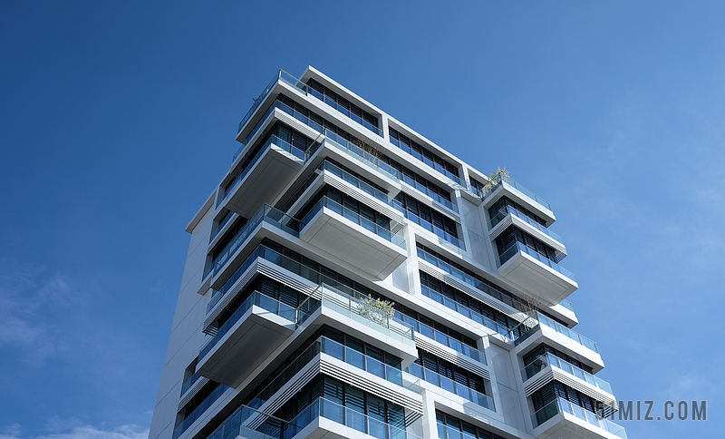 蓝色现代城市建筑多层居民楼背景图片