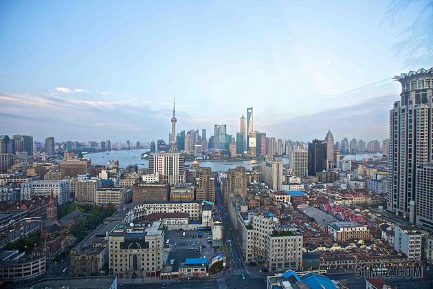 蓝色天空商务现代城市景观上海城市俯瞰背景图片