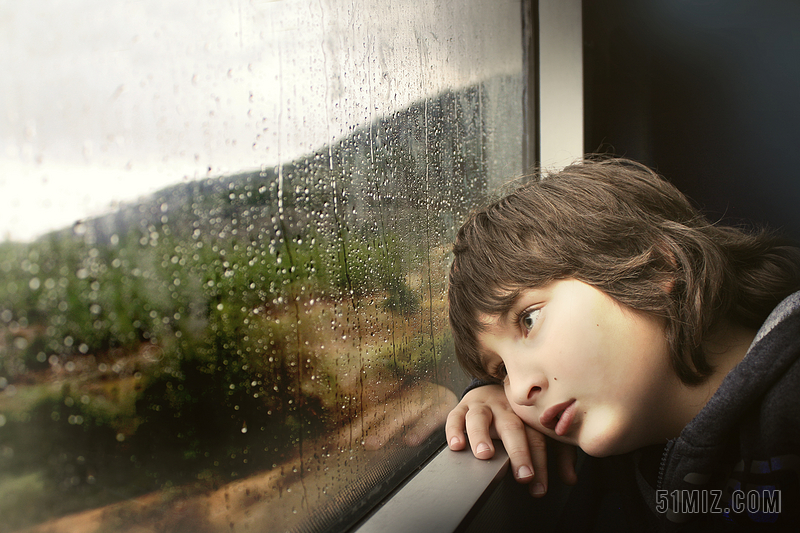 朦胧思考下雨沉思伤心忧郁男孩背景图片