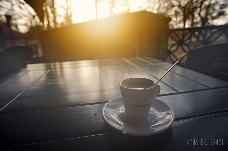 摄影唯美夕阳下户外品茶咖啡背景图片