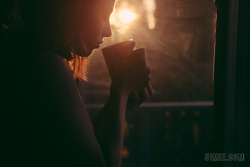 黄黑光影暖色窗边女孩喝咖啡食物人物光影背景图片