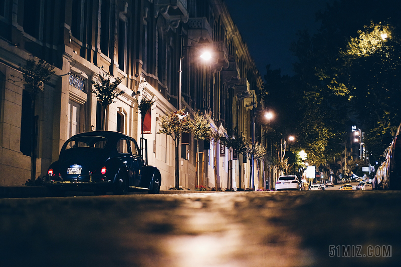 现代城市夜晚街道汽车背景图片