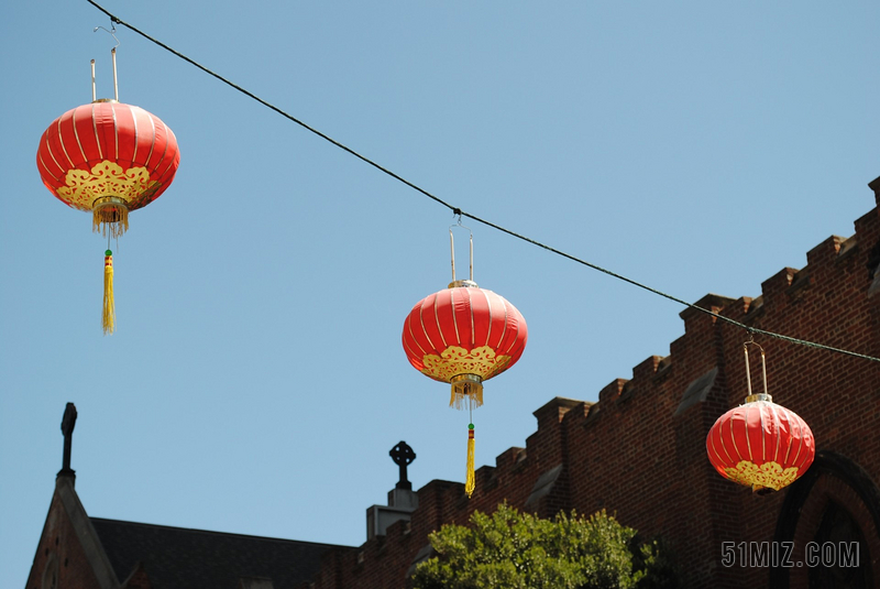 中国古典建筑红色灯笼悬挂空中背景图片