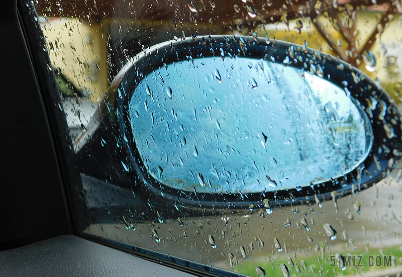 雨天车窗上的雨水背景图片