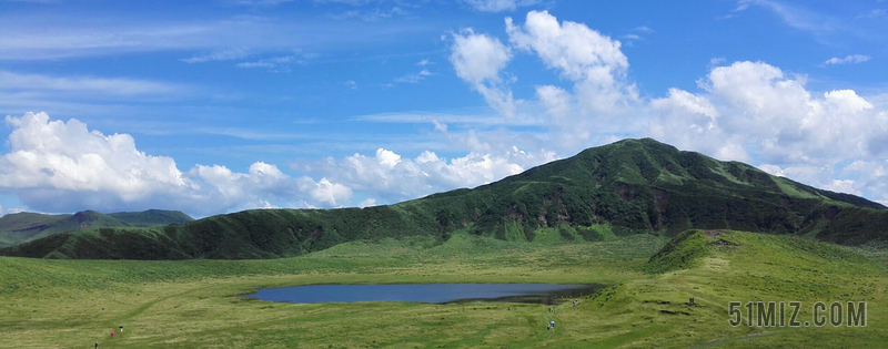 绿色自然风景绿色的平原和湖泊背景图片