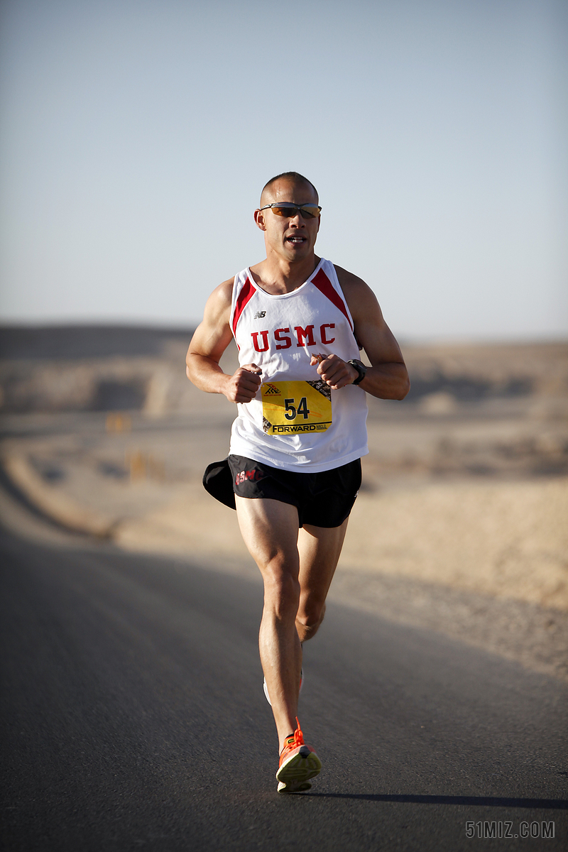 运动比赛人像摄影马拉松公路赛跑运动员男子跑步图片