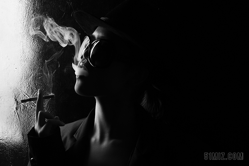 复古抽烟的女人背景图片