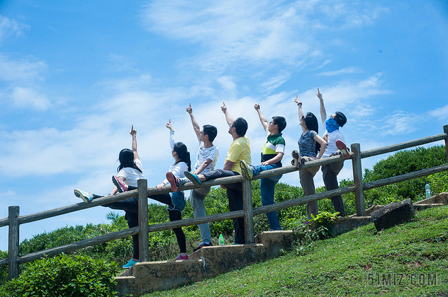 蓝色旅游清新青春期同学出行游玩拍手指天空活力图片