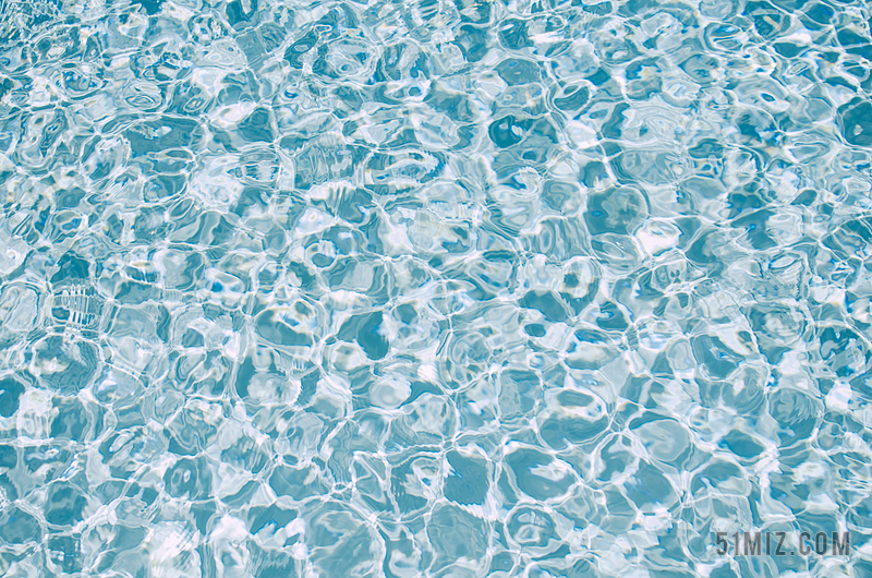 蓝色游泳池透明水纹理表面特写背景图片
