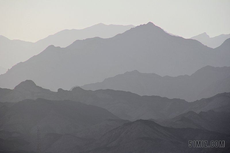 景观全景黑白山峰层层叠叠水墨画灰影子远山背景图片