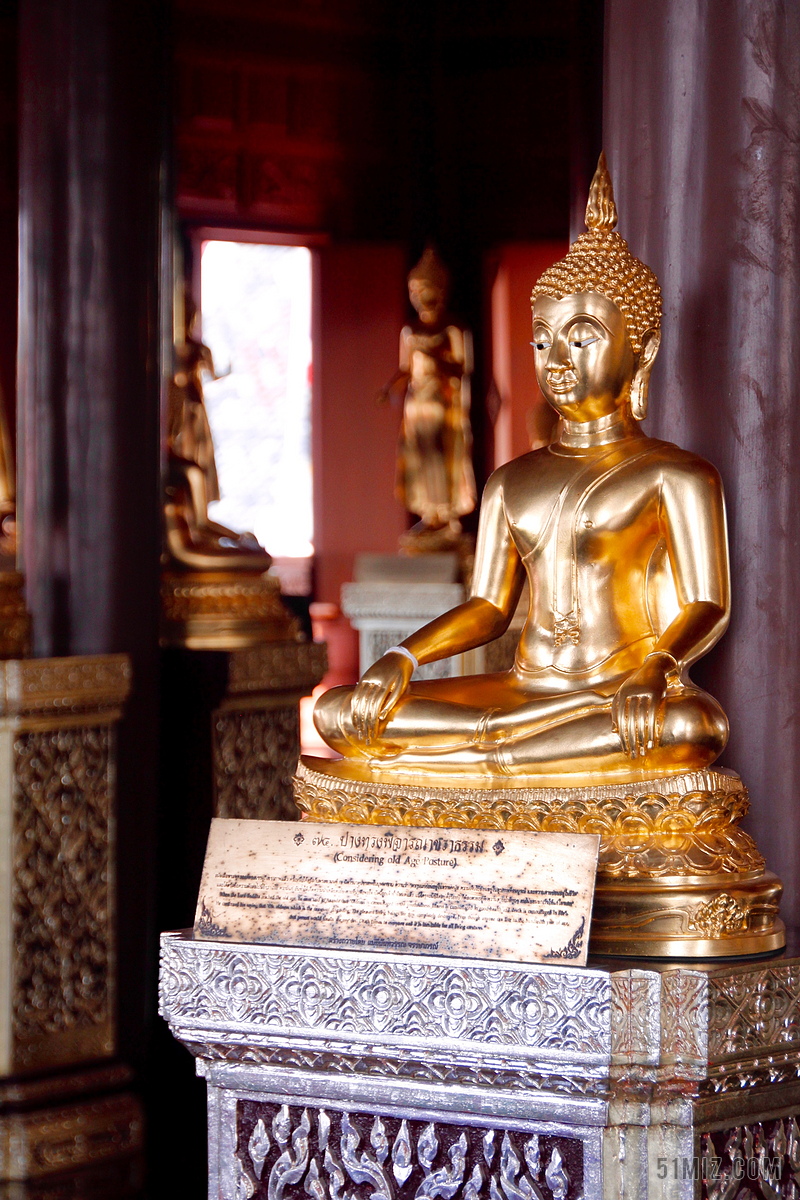 金色雕塑古代泰国寺庙金色的佛像背景图片