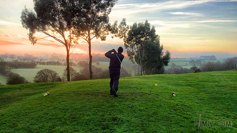 人背影清晨打高尔夫的男人背景图片