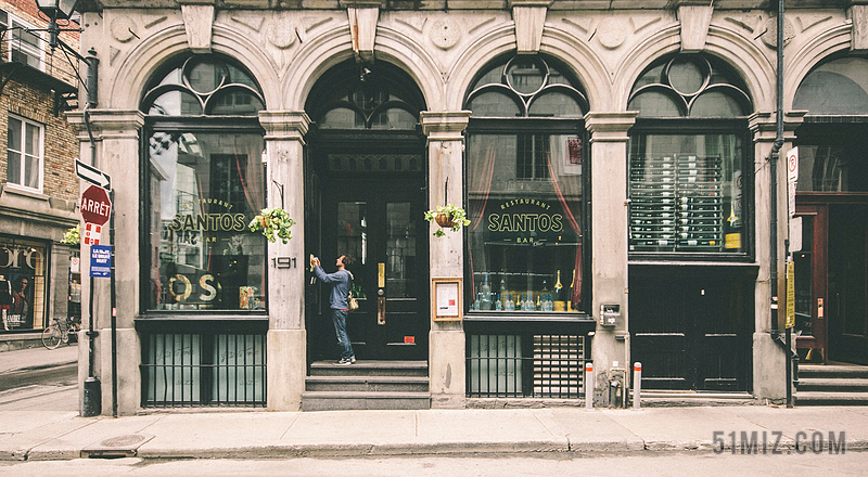 建筑欧式大街边的店铺街拍建筑设计背景图片