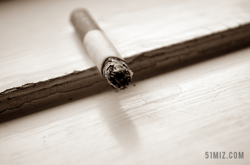 黑白健康燃烧的香烟背景图片