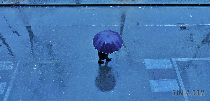 雨伞滴水 下毛毛雨 下雨天 孤独 思想