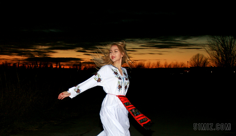女孩 传统服饰 罗马尼亚 美 在晚上 日落 金发