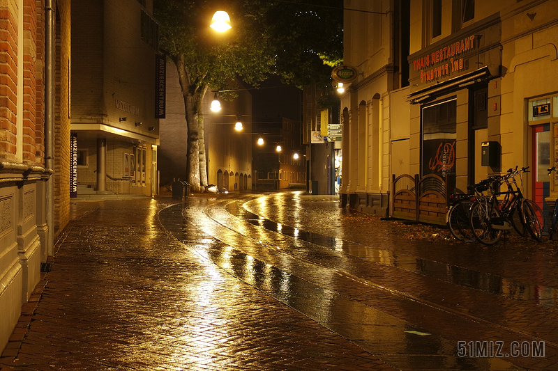 黄色旅游时尚夜晚街头下雨背景图片