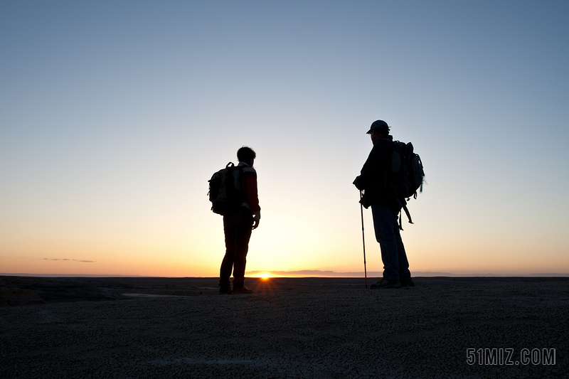人物背影探险者和日出背景图片