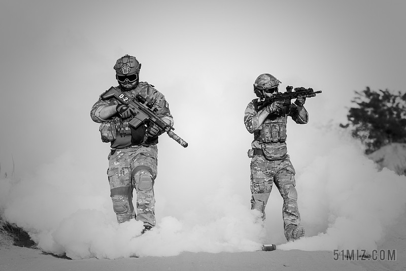 人物威武白烟中持枪行走的战士们打战演习军事背景图片