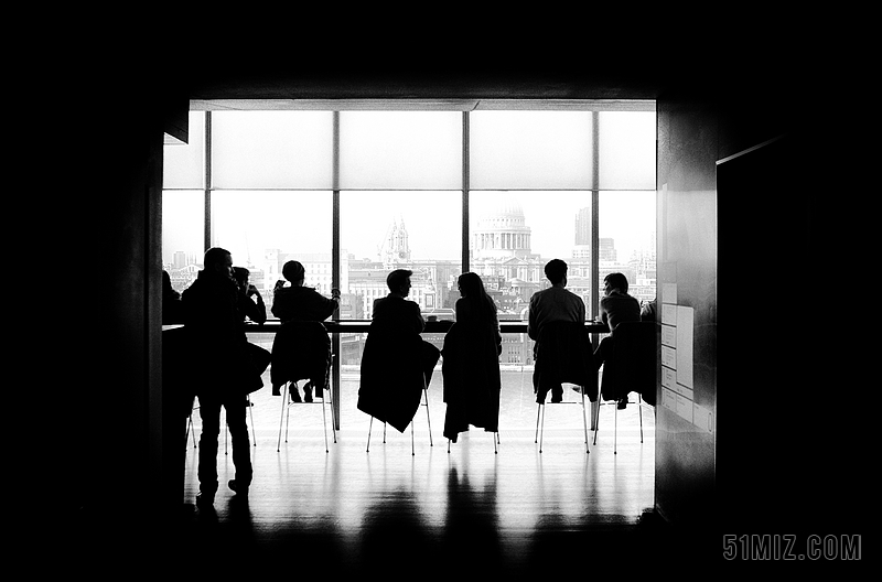 黑色金融商务一群人在会议室办公背景图片