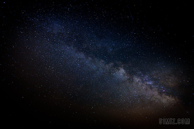 黑色夜晚星星闪光天空背景图片
