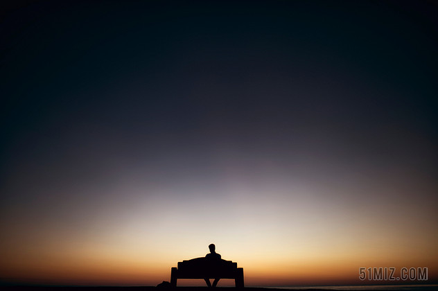 夜晚晚上黑夜黑暗日落夕阳太阳放松休闲天空男士男人背景图片