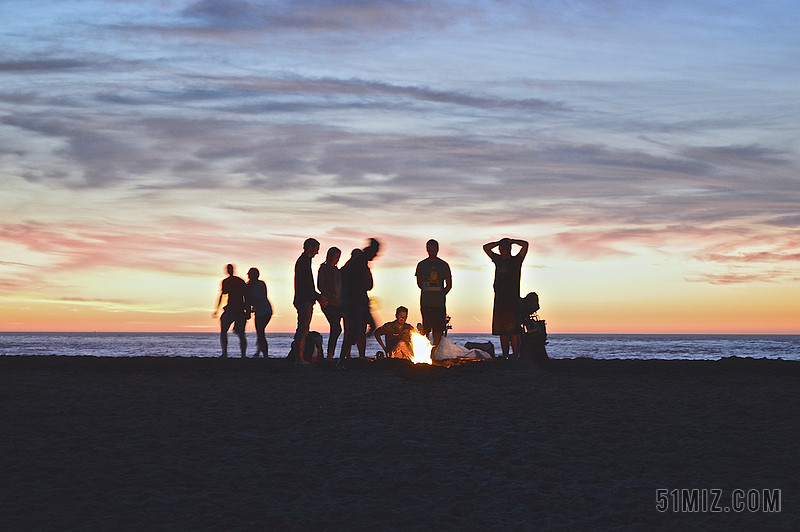 黑色旅游唯美一群人好朋友在海边围着火堆庆祝开心图片