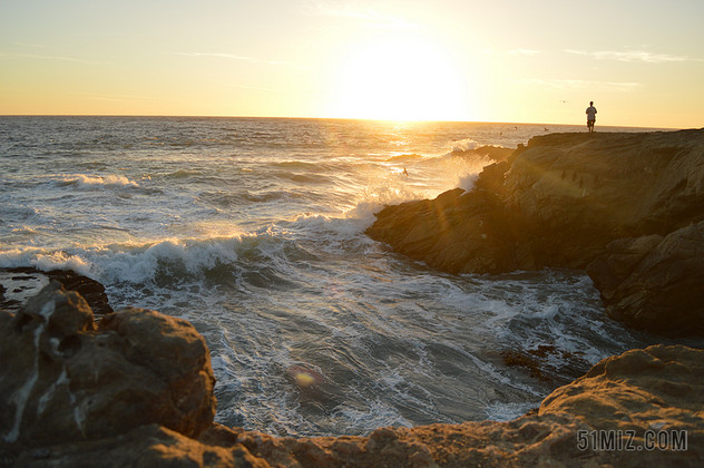 黄色旅游浪漫人物远景摄影技巧沙滩海水背景图片