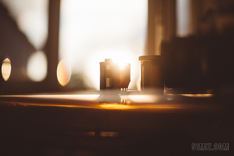 光影温馨阳光照耀的桌面杯子等光影室内背景图片