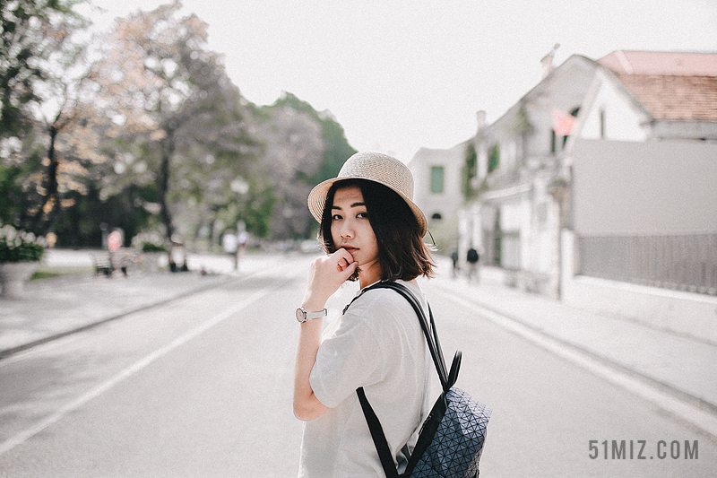 人物清新站在马路上的回头女孩人物道路摄影街拍背景图片