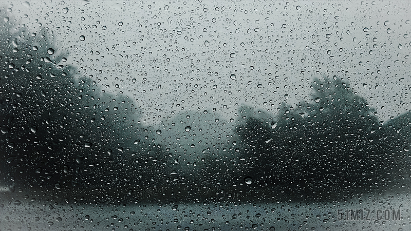 下雨天窗户沾满雨珠忧郁图片