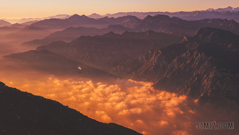 红黑自然阳光照耀下的云层和群山山云自然背景图片