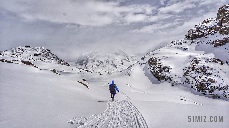 白色人背影在雪地上行走的旅人背景图片