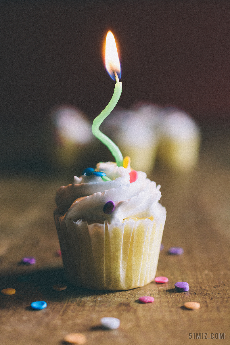 食品清新唯美生日点着蜡烛的小甜品宣传照背景图片