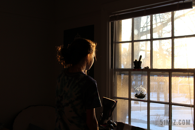 人物安静站在窗前的女子女孩摄影背景图片