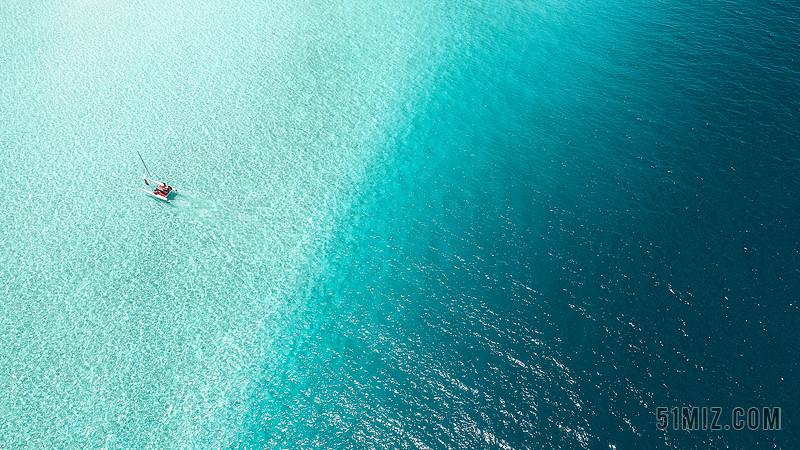 蓝色水纹理休闲旅游度假蓝海上一艘船背景图片